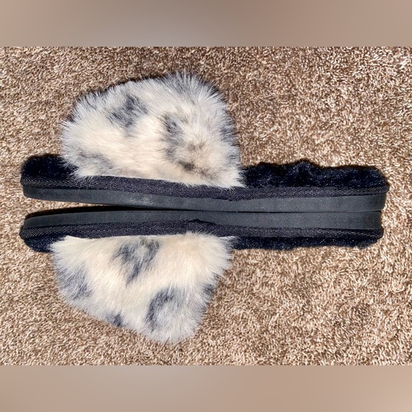 Designer Inspired Faux Fur Slides/Sandals - Picture 2 of 5